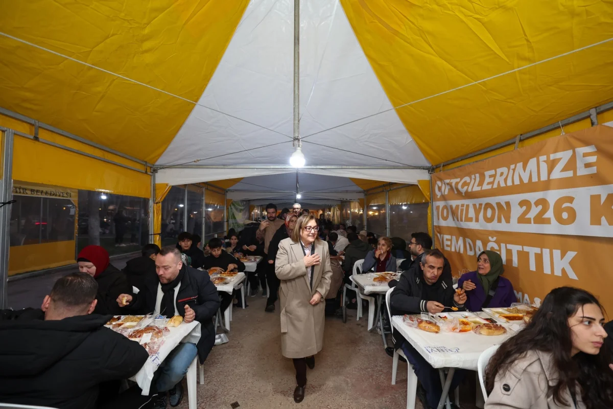 Başkan Fatma Şahin Ramazan Sokağı’nda İftar Yaptı
